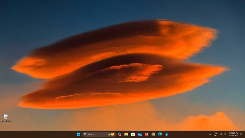 Windows 11 desktop without Learn about this picture icon